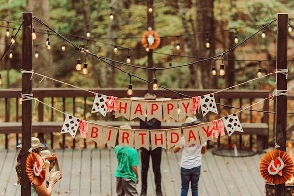 Quels sont les avantages et les inconvénients de faire appel à un photographe pour son anniversaire ?