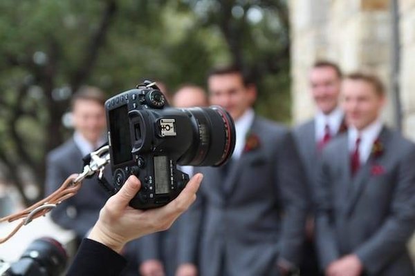 Des idées de cadeaux originaux pour un photographe de mariage passionné