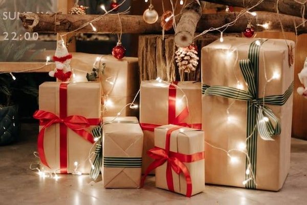 Comment personnaliser un cadeau avec des motifs, des couleurs ou des messages de Noël pour un homme qui aime la photographie?