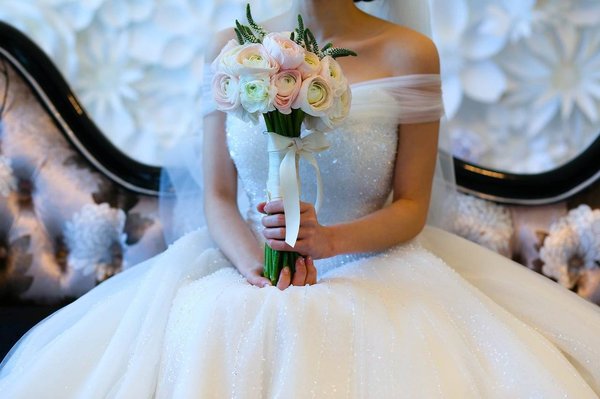 Quels sont les conseils d'un photographe professionnel pour bien poser avec une robe de mariée quand on a du ventre ?